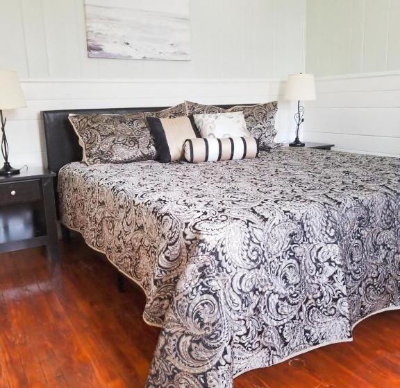 디럭스 스튜디오, Blackbeard's Lodge