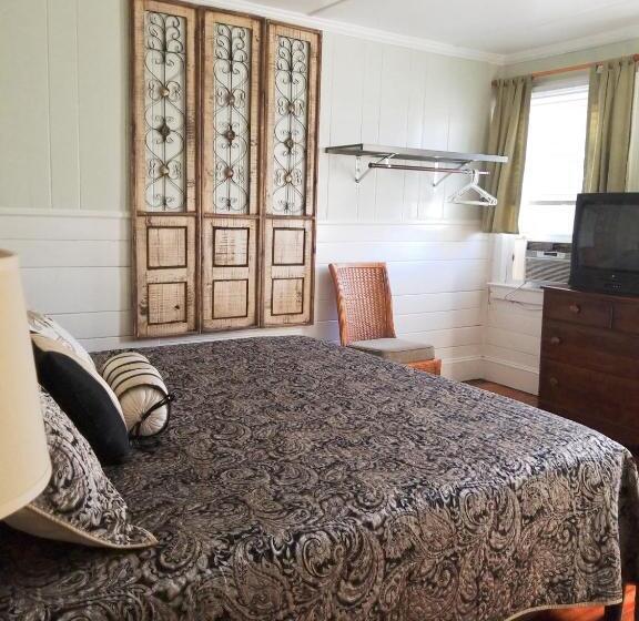 디럭스 스튜디오, Blackbeard's Lodge