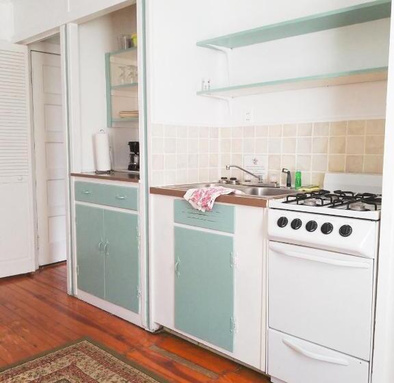 디럭스 스튜디오, Blackbeard's Lodge