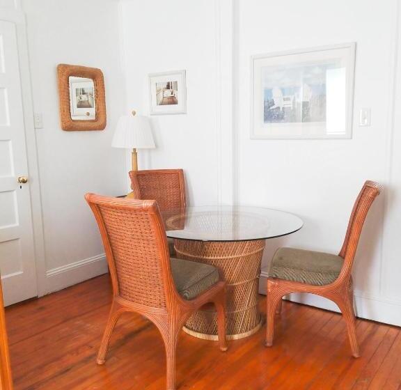 디럭스 스튜디오, Blackbeard's Lodge