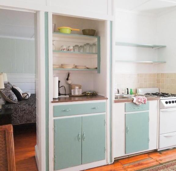 디럭스 스튜디오, Blackbeard's Lodge