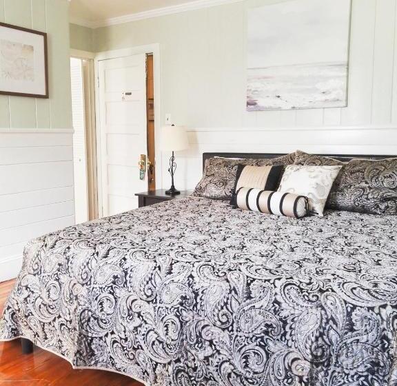 디럭스 스튜디오, Blackbeard's Lodge