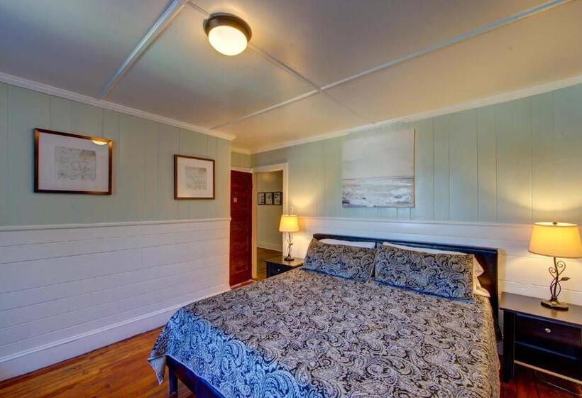 디럭스 스튜디오, Blackbeard's Lodge