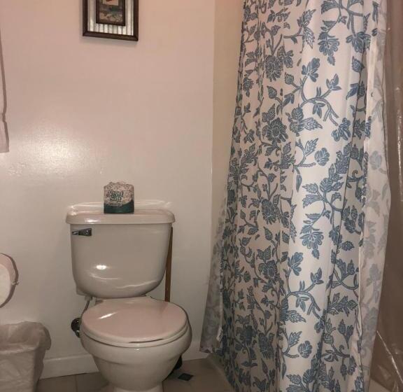 이코노미 룸, Blackbeard's Lodge