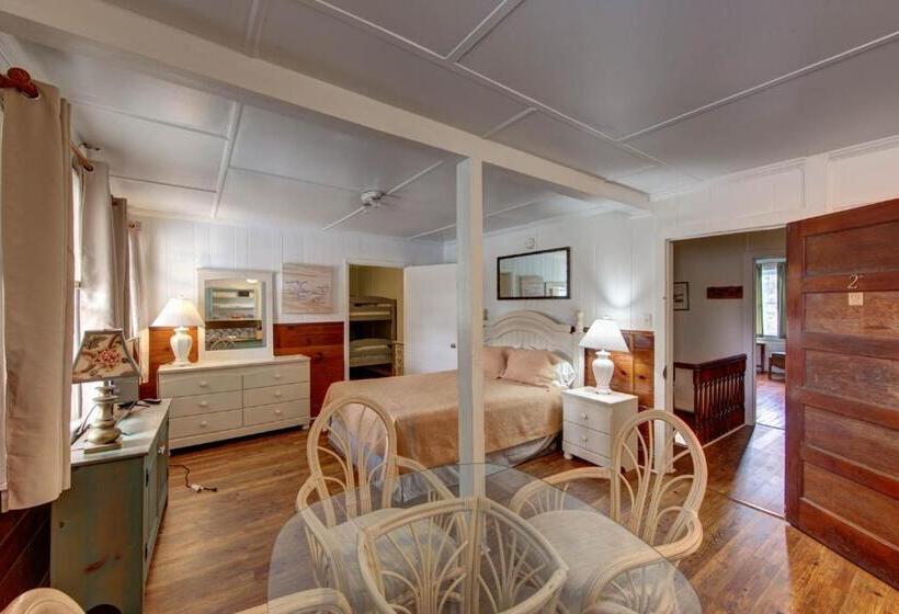 패밀리 룸, Blackbeard's Lodge