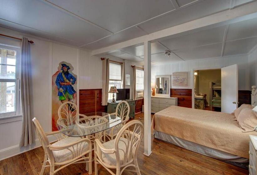 패밀리 룸, Blackbeard's Lodge