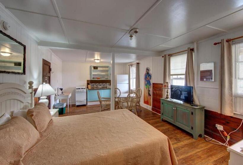 패밀리 룸, Blackbeard's Lodge