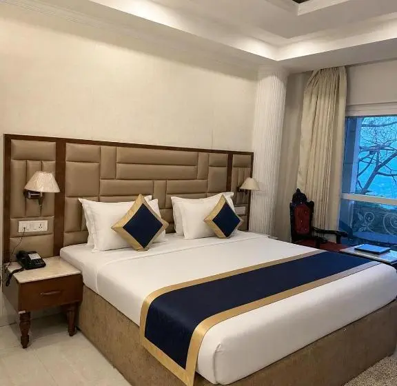 デラックスルーム, The Himalayan Highland Dharamshala # Big Swimming Pool# Lawn # Pool Table # Kids Friendly # Family F