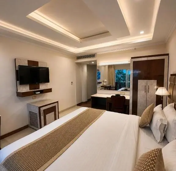 デラックスルーム, The Himalayan Highland Dharamshala # Big Swimming Pool# Lawn # Pool Table # Kids Friendly # Family F