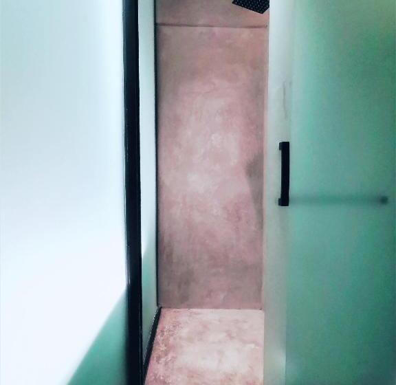 חדר בסיסי, Moonlight