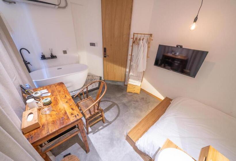 חדר בסיסי, Moonlight