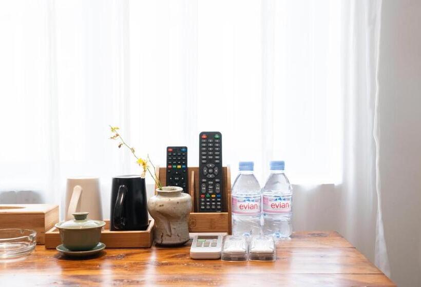 חדר בסיסי, Moonlight