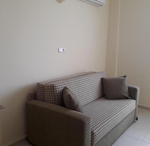 سوییت با چشمانداز باغ, Nilsu