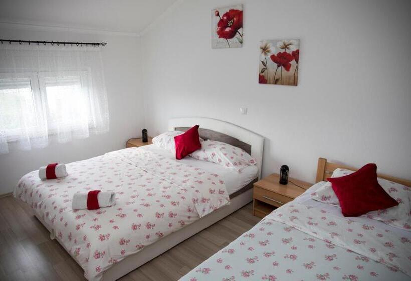 اتاق استاندارد سه نفره, Relax Guest House Blagaj