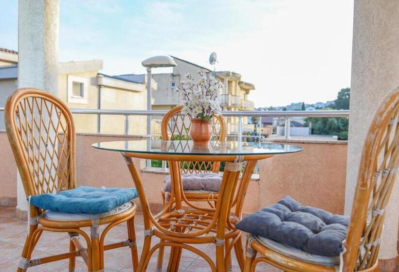 اتاق استاندارد با بالکن, Rexha Apartments