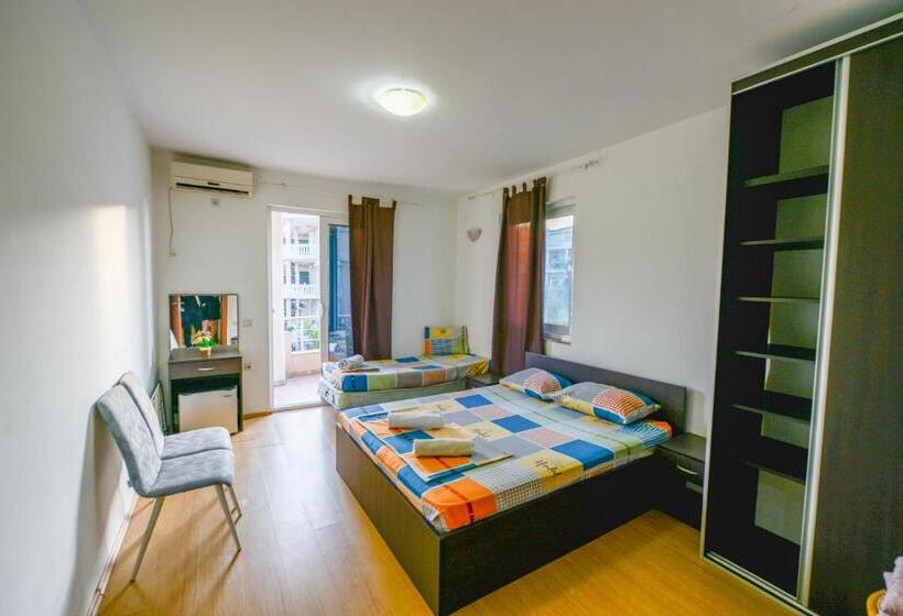 اتاق راحتی سه تخته, Rexha Apartments