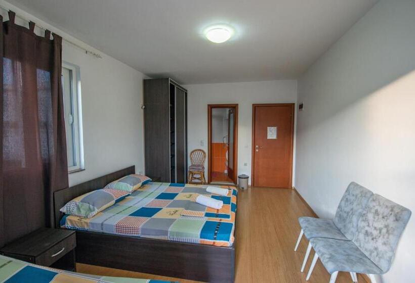اتاق راحتی سه تخته, Rexha Apartments