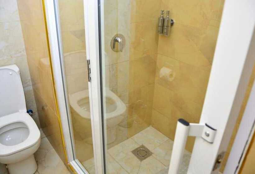 Standard Szoba, Razana