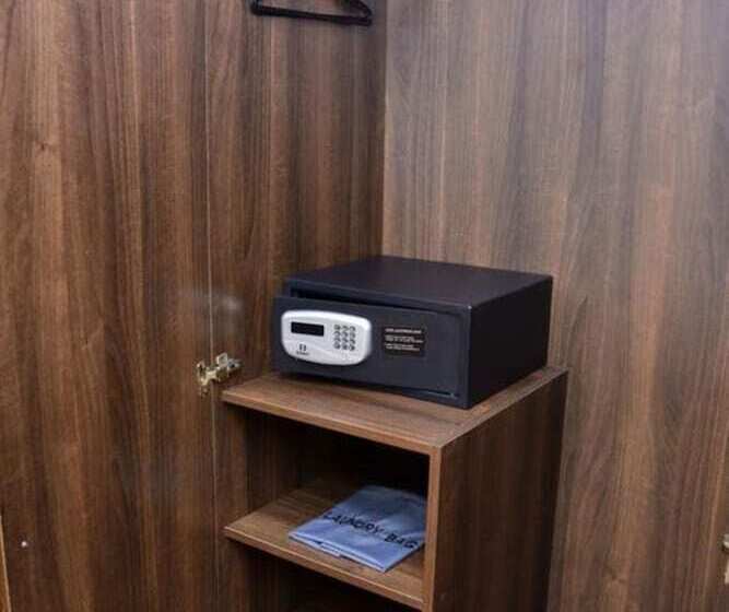 Standard Szoba, Razana