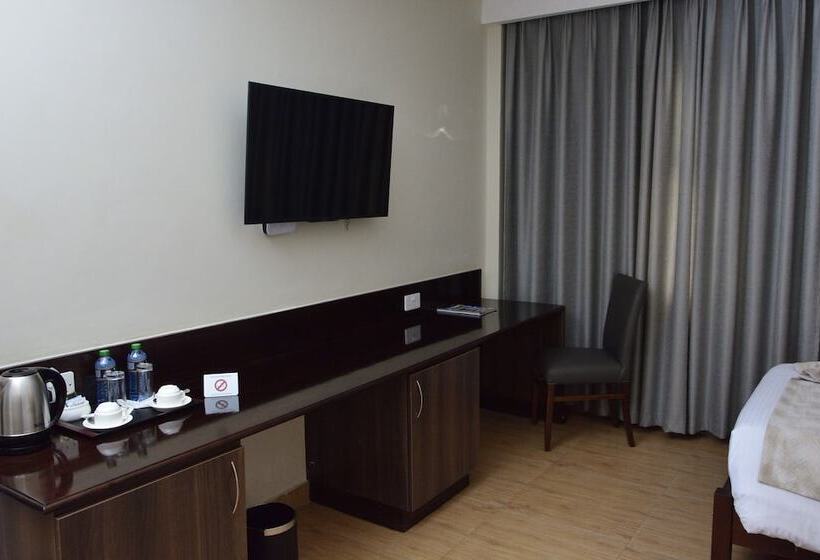 Deluxe Szoba, Razana