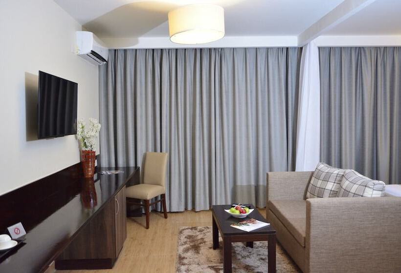 Deluxe Szoba, Razana