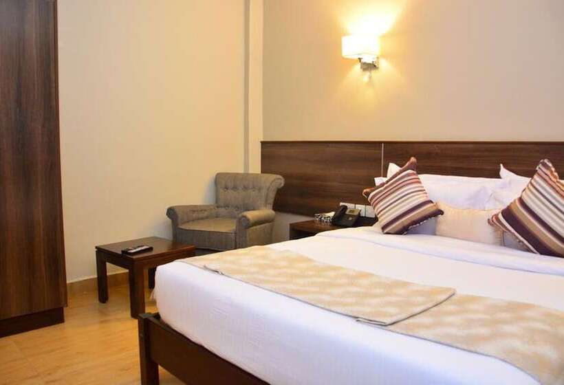 Deluxe Szoba, Razana