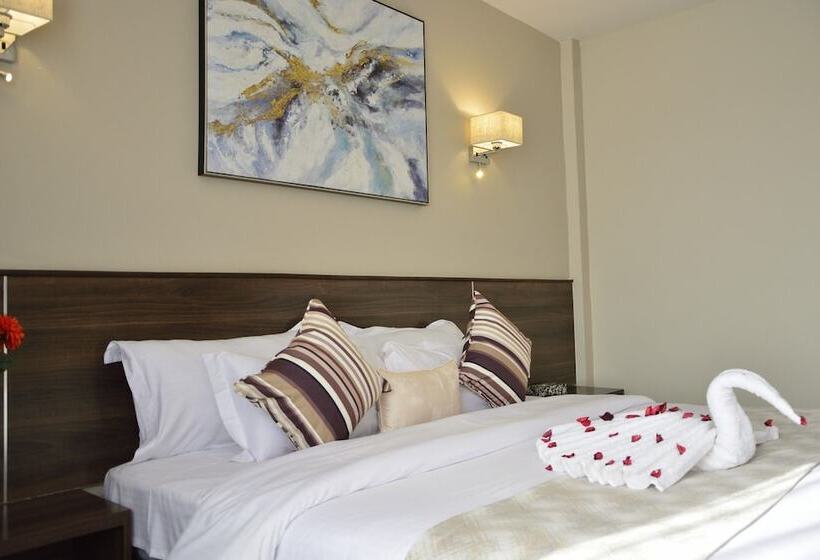 Deluxe Szoba, Razana