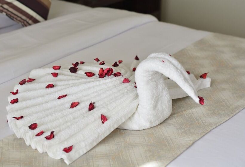 Deluxe Szoba, Razana