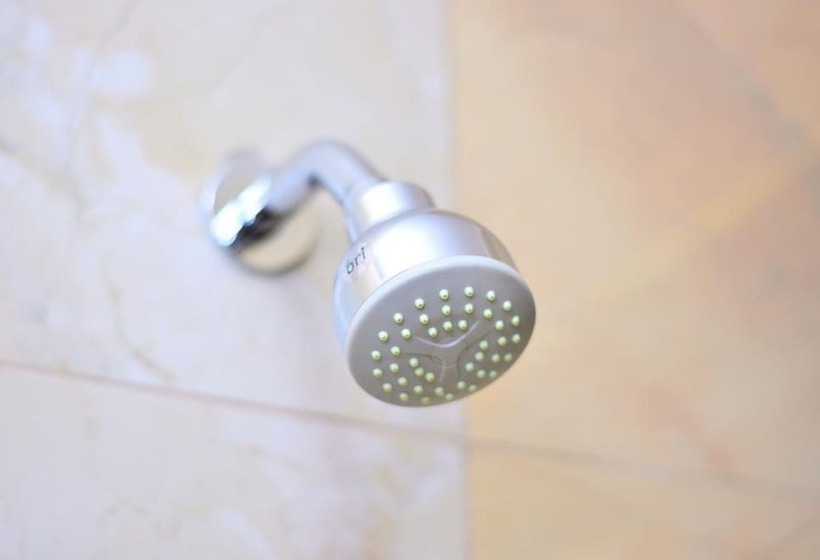 Családi Szoba, Razana