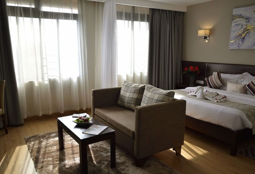 Családi Szoba, Razana