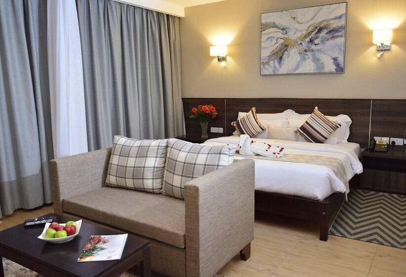 Családi Szoba, Razana