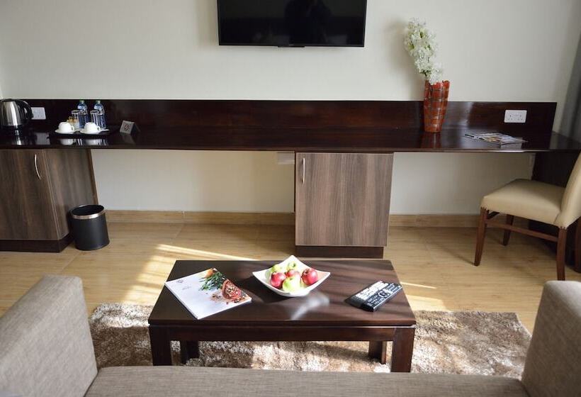 Családi Szoba, Razana