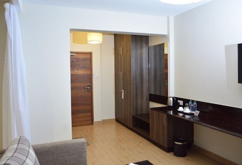 Családi Szoba, Razana