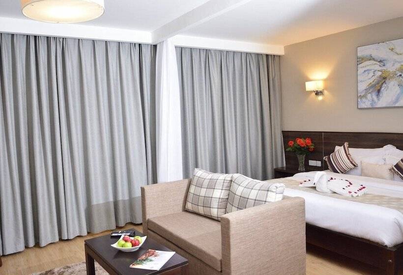 Családi Szoba, Razana