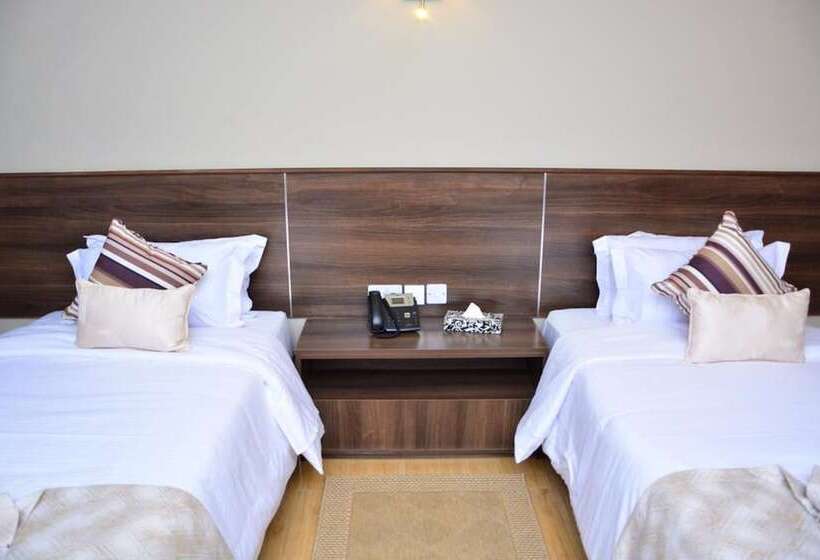 Családi Szoba, Razana