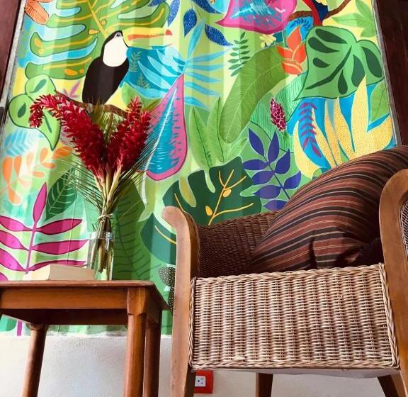 חדר קלאסי לארבעה, The Jungle Container