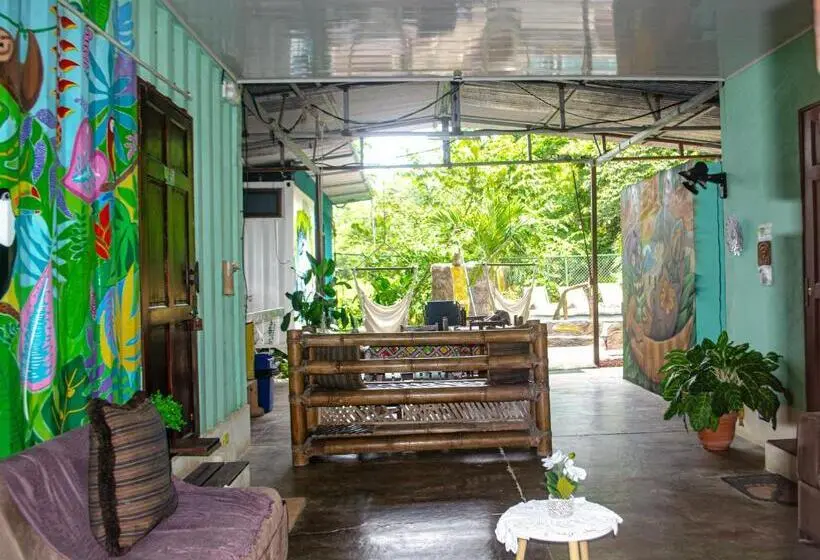 اتاق استاندارد با سرویس بهداشتی مشترک, The Jungle Container