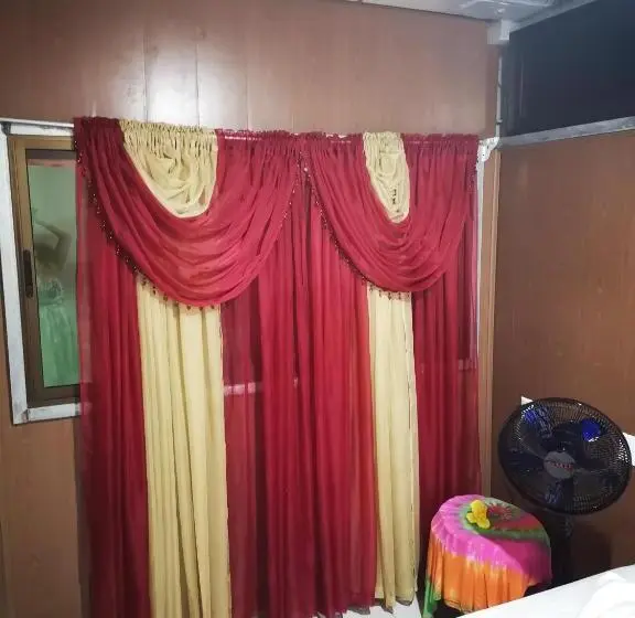 اتاق استاندارد با سرویس بهداشتی مشترک, The Jungle Container