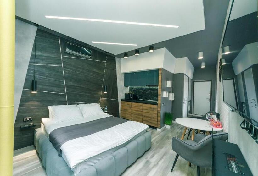 استودیوی استاندارد, Luxury Apartments