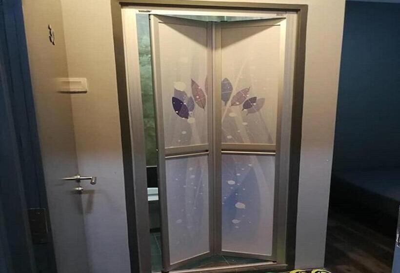 اتاق استاندارد سه نفره, Lucky