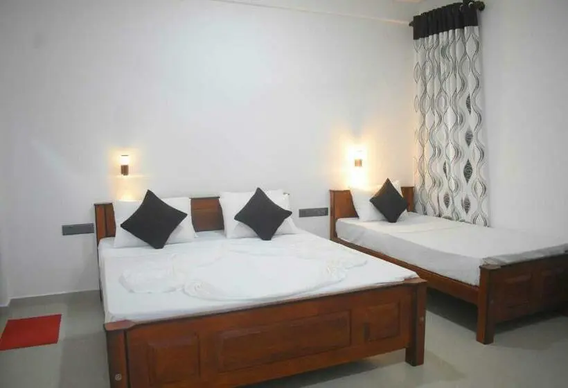 اتاق لوکس با بالکن, Blue Sky Hotel Yala