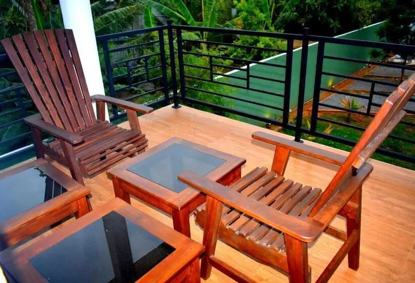 اتاق لوکس با بالکن, Blue Sky Hotel Yala