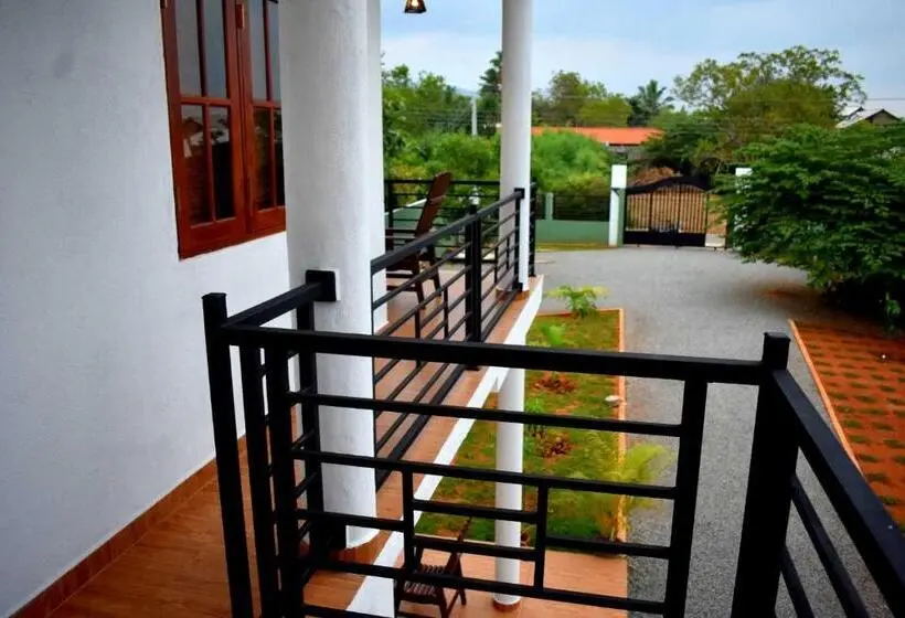 اتاق لوکس سه تخته, Blue Sky Hotel Yala