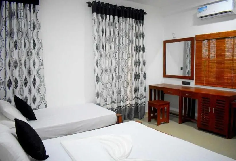اتاق لوکس سه تخته, Blue Sky Hotel Yala