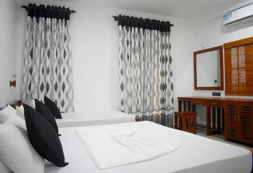 اتاق لوکس سه تخته, Blue Sky Hotel Yala