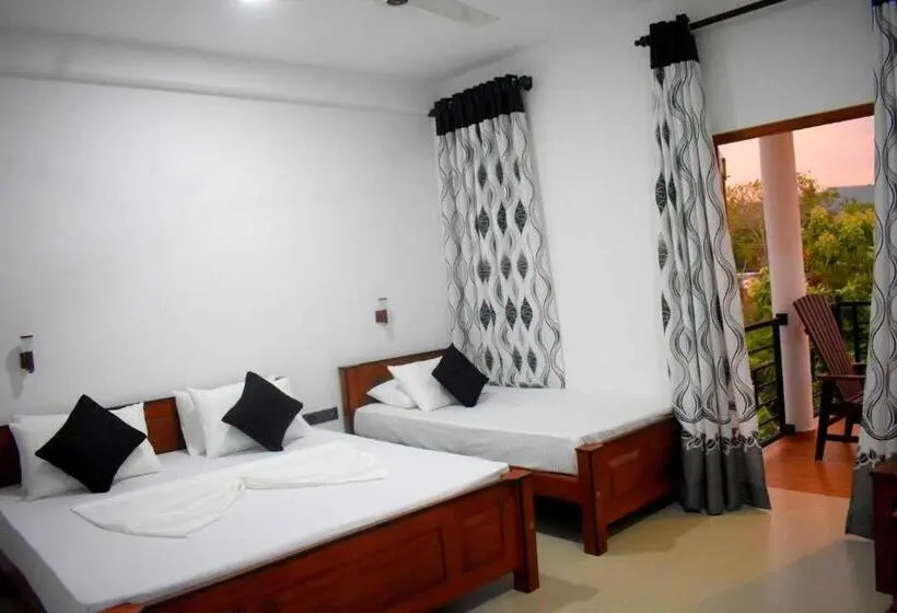 اتاق لوکس سه تخته, Blue Sky Hotel Yala