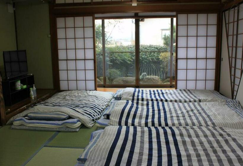 חדר סטנדרטי לארבעה עם חדר אמבטיה משותף, Rosencat