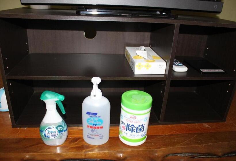 חדר סטנדרטי לארבעה עם חדר אמבטיה משותף, Rosencat