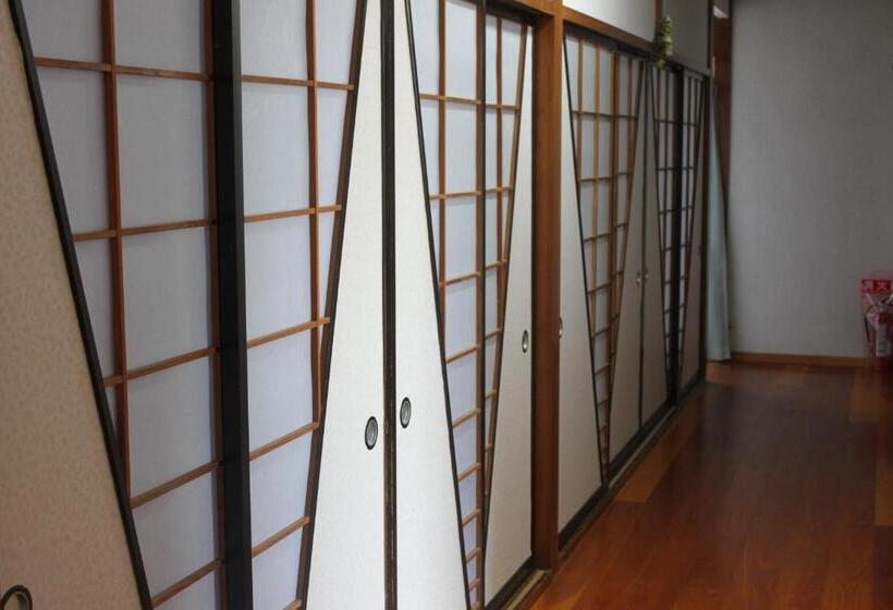 חדר סטנדרטי לארבעה עם חדר אמבטיה משותף, Rosencat