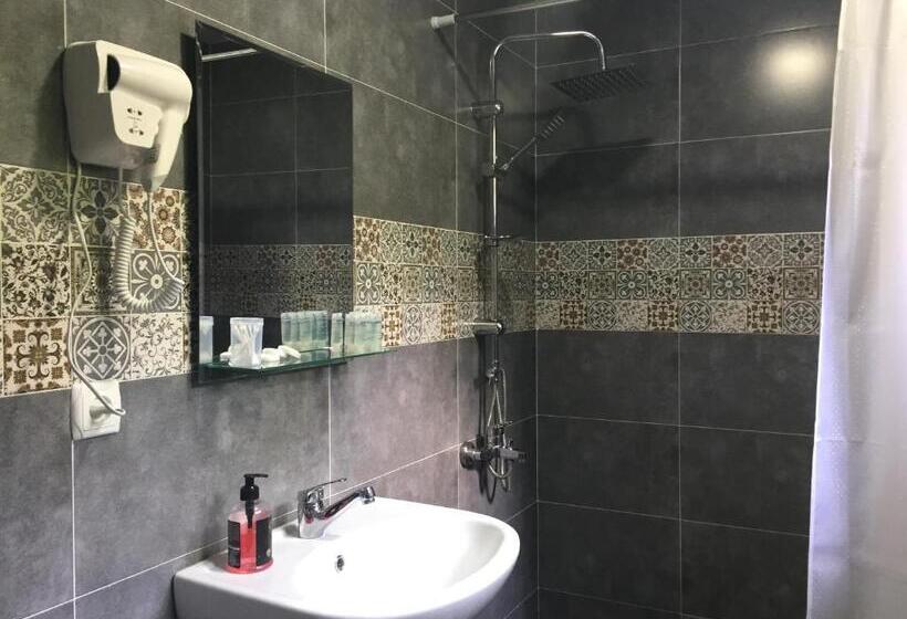 اتاق استاندارد سه نفره, Guest House Maradona